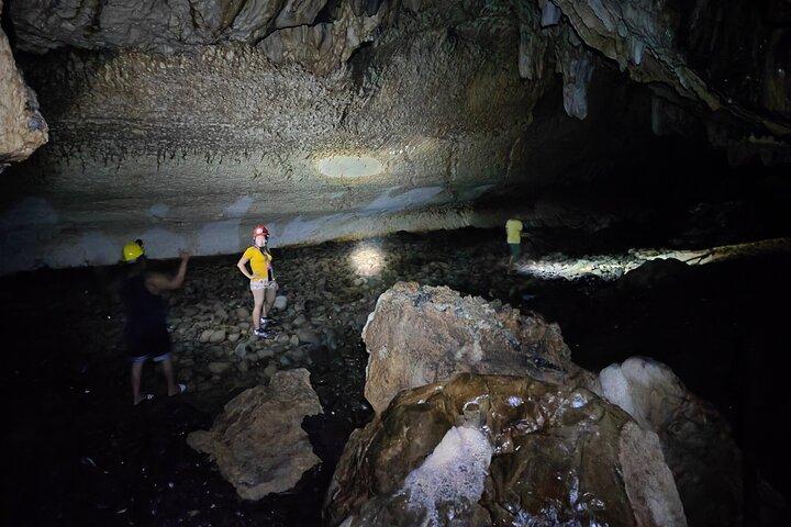 Eventyr venter: Spelunking på Cavinti Cave Complex med overførsler