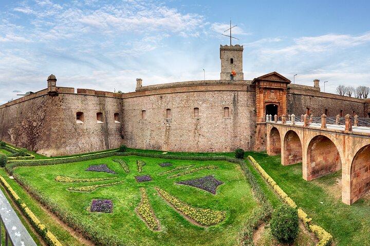 Tour salta fila del castello di Montjuïc con un giro in funivia