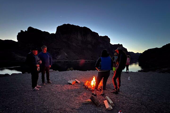Tour in kayak al chiaro di luna: pagaia al tramonto, luci al neon e opzione navetta