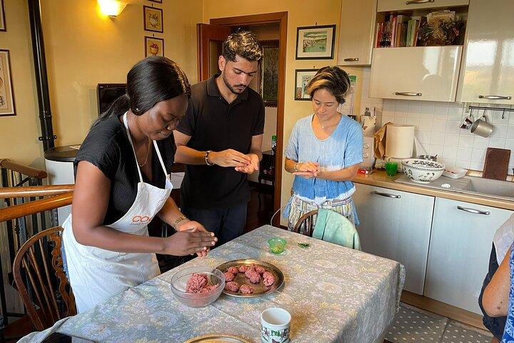 Cucina & Mangia con Locals nella loro cucina di casa a Roma
