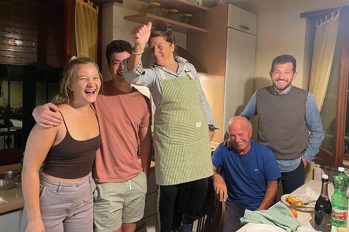 Cucina & Mangia con Locals nella loro cucina di casa a Roma