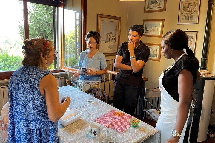 Cucina & Mangia con Locals nella loro cucina di casa a Roma