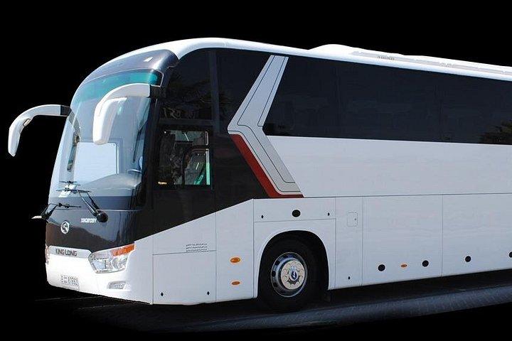 ドバイ内のバスレンタルドバイ片道送迎、荷物ボックス付きの15名様に最適