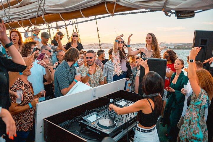 Lissabon Bootsparty mit Aussicht und Sunset Sailing