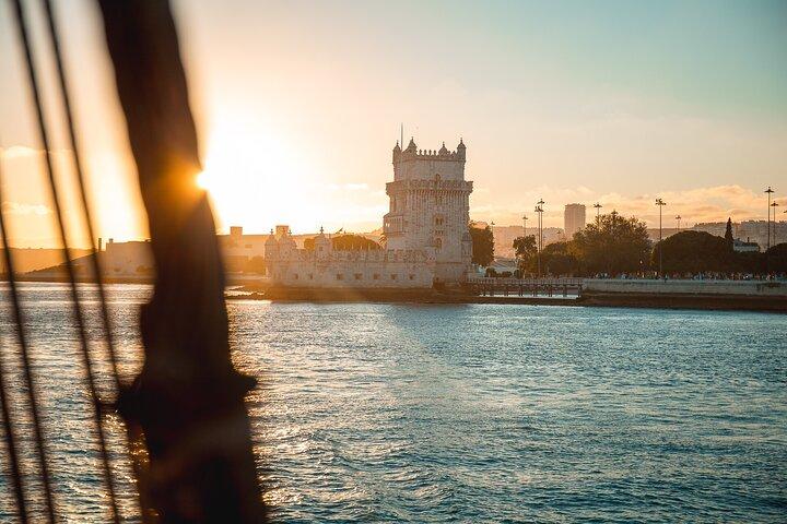 Lisbon Boat Party met muziek, drankjes en een prachtig uitzicht.