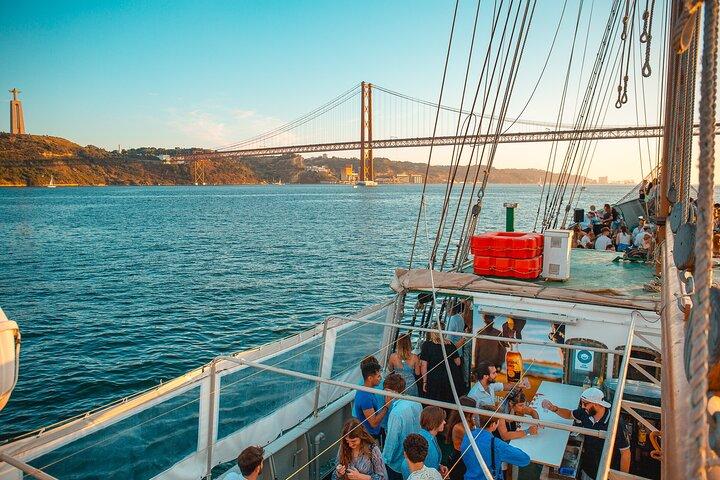 Lissabon Bootsparty mit Aussicht und Sunset Sailing