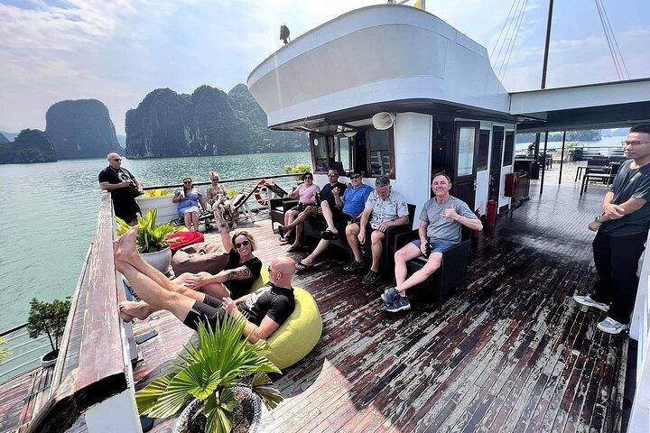 CROCIERE IN BOUTIQUE Halong Bay 2 giorni, 1 tour notturno: nuoto, speleologia e kayak