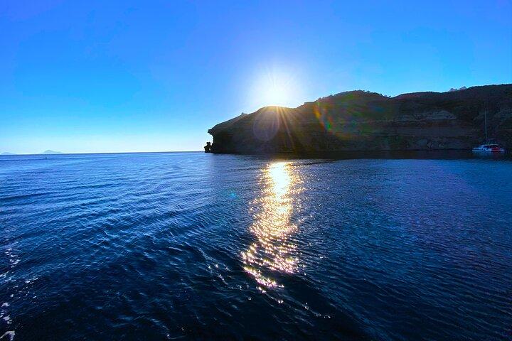 Crucero al atardecer en catamarán Santorini de lujo con cena