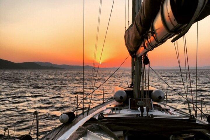 Segelbootfahrt mit Sonnenuntergang und Abendessen