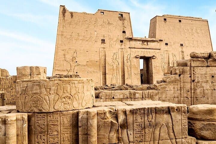 Guided tour-transfer Luxor to Aswan over Esna, Edfu and Kom Ombo