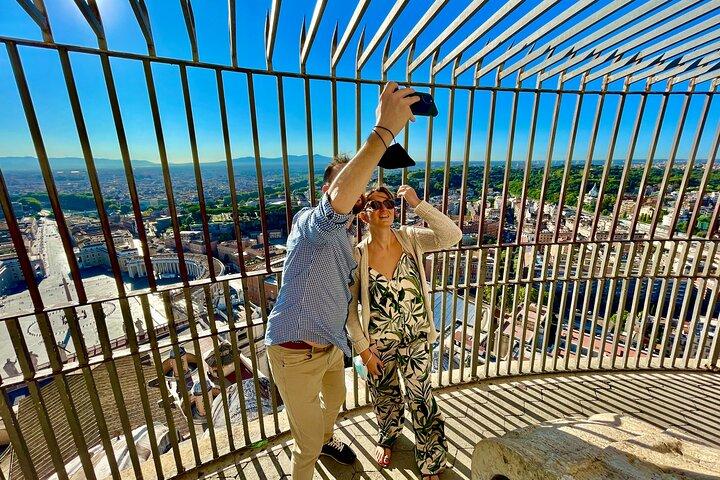 Tour privado por la mañana a la cúpula de San Pedro, la basílica y las grutas de Roma