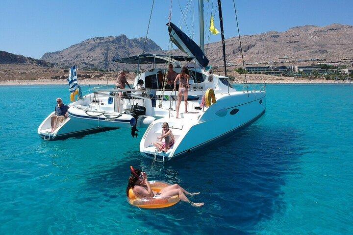 Privat CATAMARAN-dagstur - Lindos/ Rhodos med frokost og drikkevarer