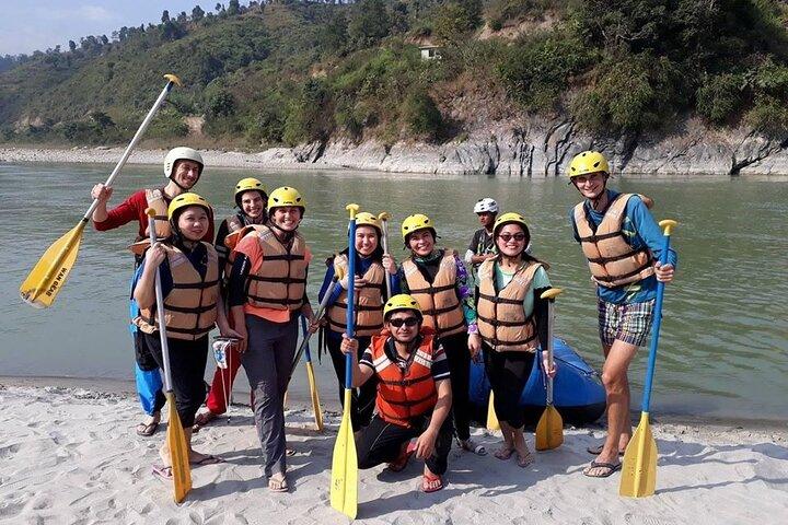 Escapada de un día de rafting en el río Trishuli desde Katmandú en automóvil privado
