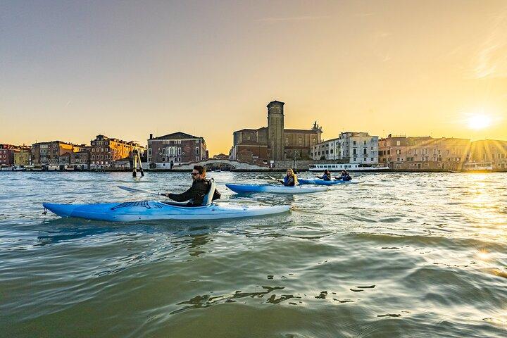 Passeio de caiaque ao pôr do sol em Veneza: descobrindo os canais da cidade