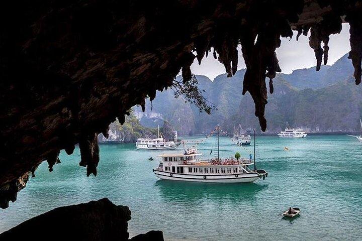 Ha Long Heldagstur: Kajak, Grotta, Simning från Tuan Chau Island