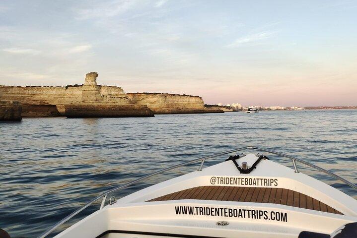 Excursion en bateau au coucher du soleil dans les grottes de Benagil depuis Armacao de Pera
