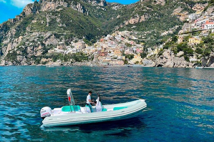 Passeio de barco privado: 90 minutos na Costa Amalfitana com lanches e bebidas