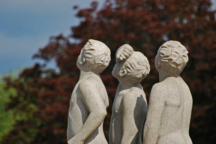 地元の人と一緒にオスロのヴィーゲラン公園のインスタ映えスポットを訪ねる