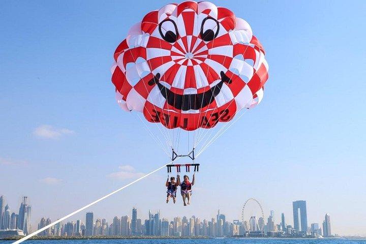 パーム ジュメイラと JBR ビーチの景色を眺めながらドバイでパラセーリング