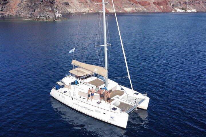 サントリーニ島のプライベートカタマランクルーズ