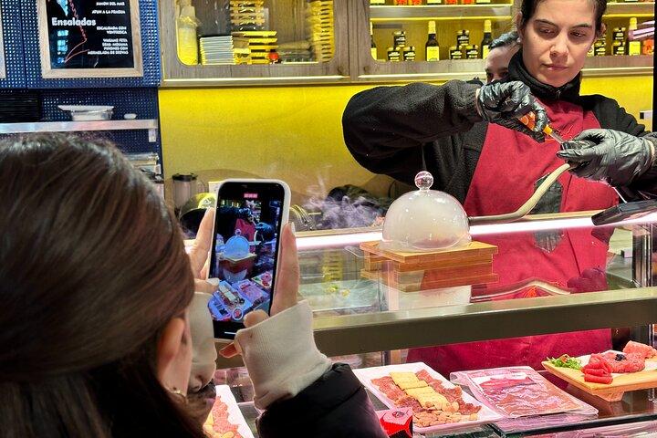 マドリード：サンミゲル市場でのプレミアムクロマグロの試食