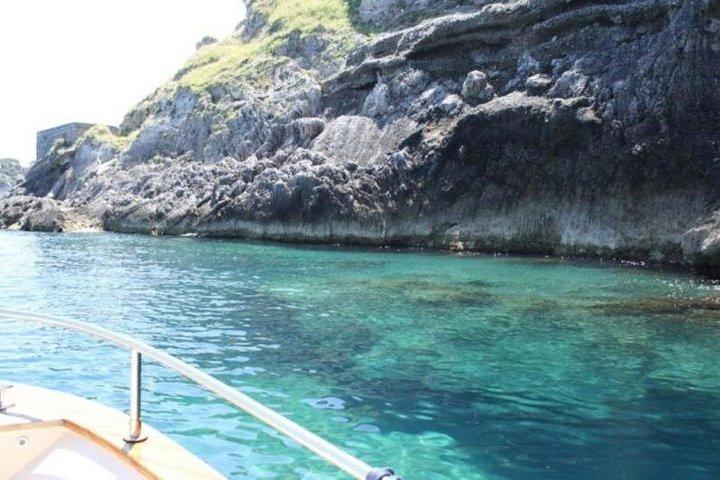 プライベート カプリ ラグジュアリー ボート エクスペリエンス : クルーズ、水泳、日光浴