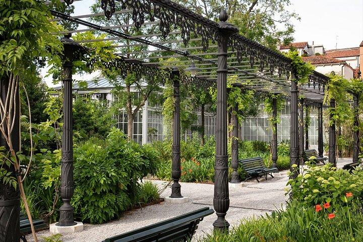 Cosas que hacer cerca de Royal Gardens & St.Mark Basin View