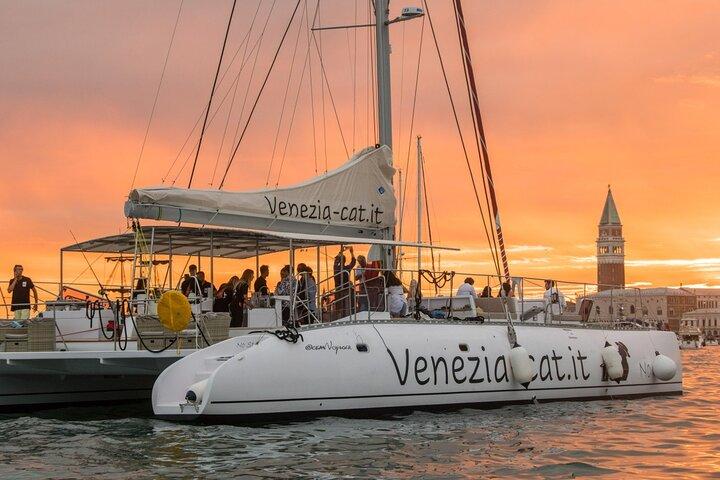 Veneza à noite cruzeiro de catamarã