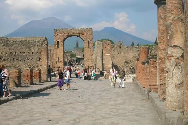 Pompeii and Cantina del Vesuvio Winery Private Tour