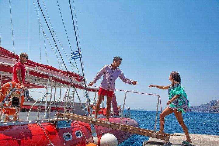 Cruzeiro em Santorini em catamarã com churrasco e open bar