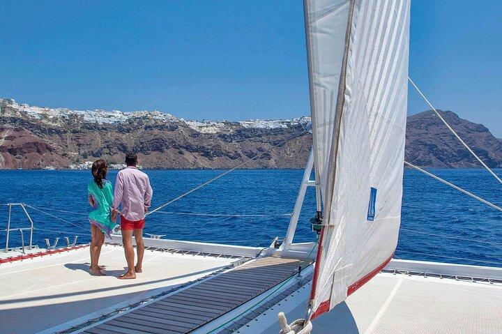 Cruzeiro em Santorini em catamarã com churrasco e open bar