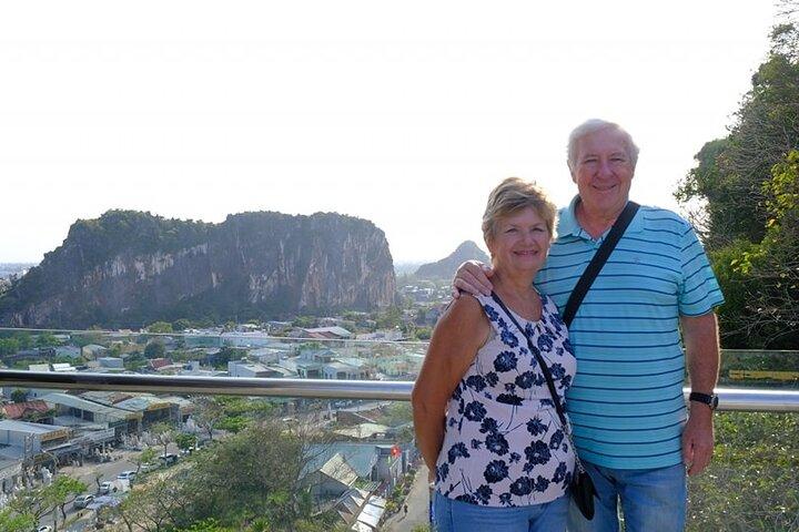 Lille gruppe strandudflugt til Dragon Bridge-Marble Mountain-Hoi, en gammel by