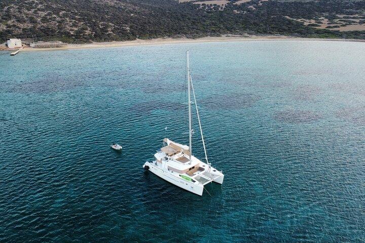 サントリーニ島のプライベートカタマランクルーズ