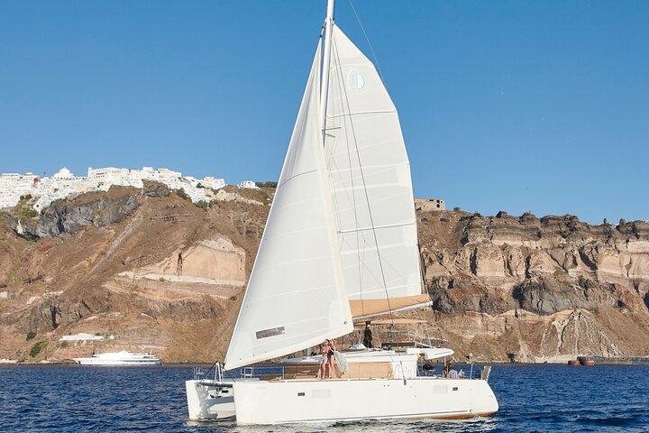 Crucero en catamarán privado en Santorini