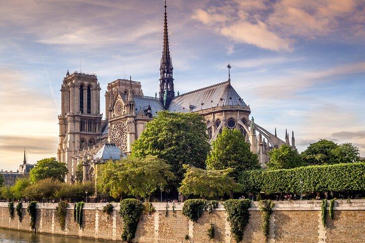 パリプライベートウォーク：ノートルダム寺院、サント・シャペル＆中世の城壁