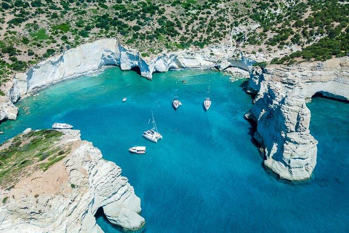 Crucero de día completo para grupos pequeños en Milos y Poliegos con almuerzo