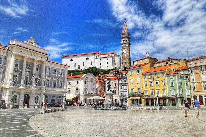 Grot van Postojna, Predjama-kasteel en Piran-tour vanuit Ljubljana
