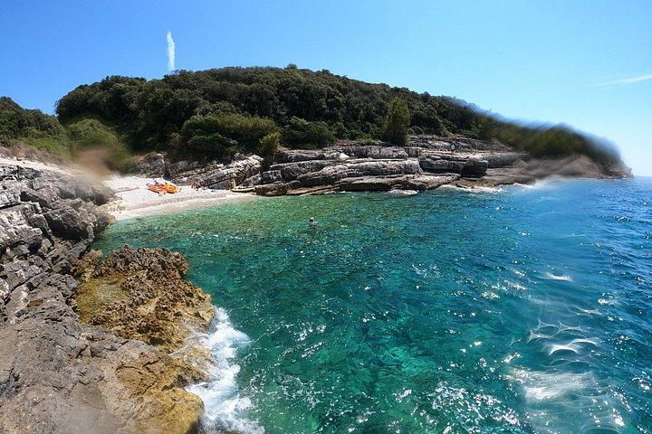 PULA：海の洞窟＆3島カヤックツアー,クリフジャンプ＆シュノーケリング付き