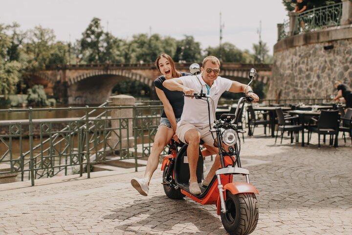 Excursão guiada de e-scooter em Praga: 2 horas