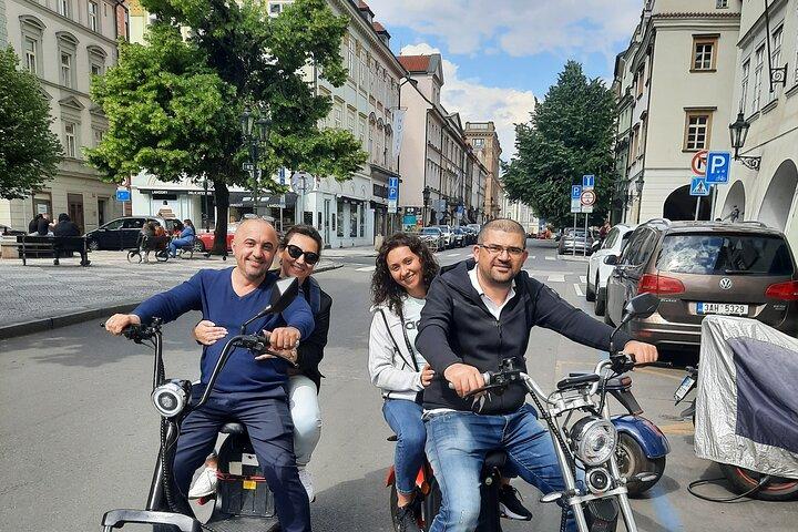 Excursão guiada de e-scooter em Praga: 2 horas