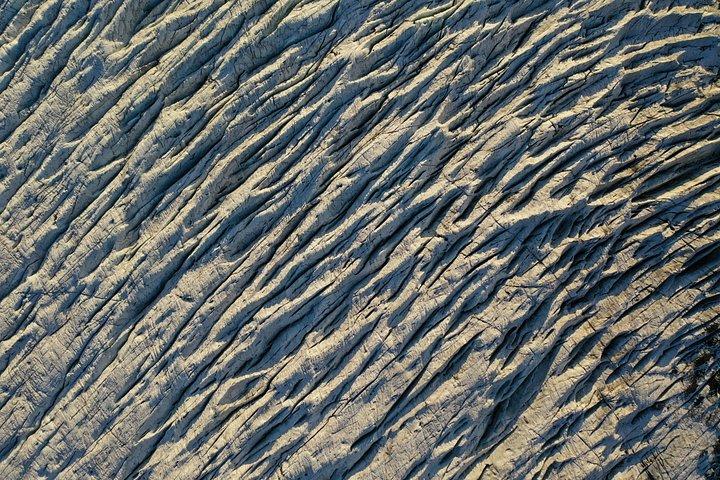 Sólheimajökullプライベートツアーでの氷河アドベンチャー