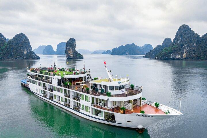 Crucero nocturno por la bahía de Halong desde Hanoi: baño, cueva, kayak y comidas