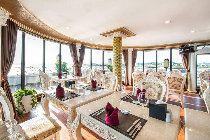 Crucero nocturno por la bahía de Halong desde Hanoi: baño, cueva, kayak y comidas