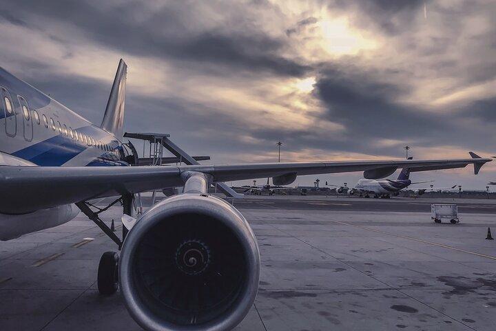 Traslado privado de la ciudad de Atenas al aeropuerto internacional de Atenas