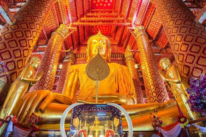 バンコク発ロッブリー猿寺院とアユタヤ旧市街ツアー