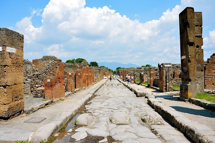 Private Transfer from Naples to Positano with Pompeii Ruins