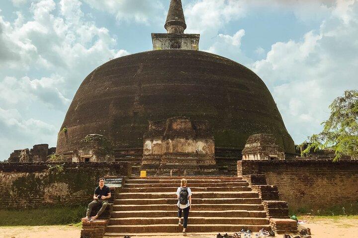Polonnaruwa Unesco oude stad en olifantensafari-avontuur