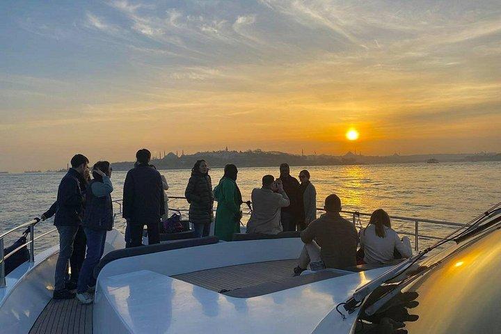 スナックとライブガイド付きイスタンブールボスポラス夕日ヨットクルーズ