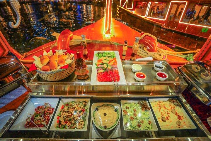 Dubai Marina Luxury Dinner Cruise med buffet og live underholdning