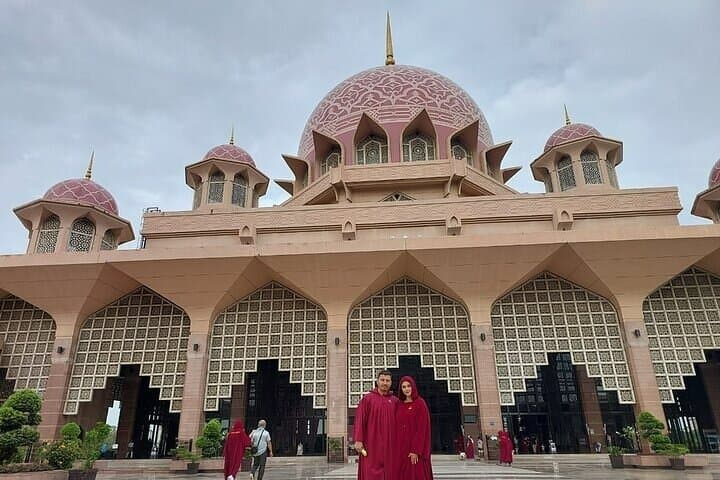 Putrajaya Tour From Kuala Lumpur Includes Batu Caves
